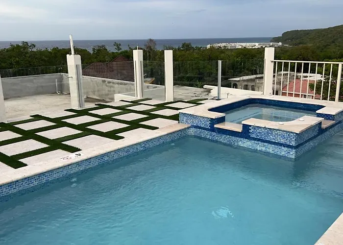 Luxury 2 Bedroom Rooftop Pool View Unit #3