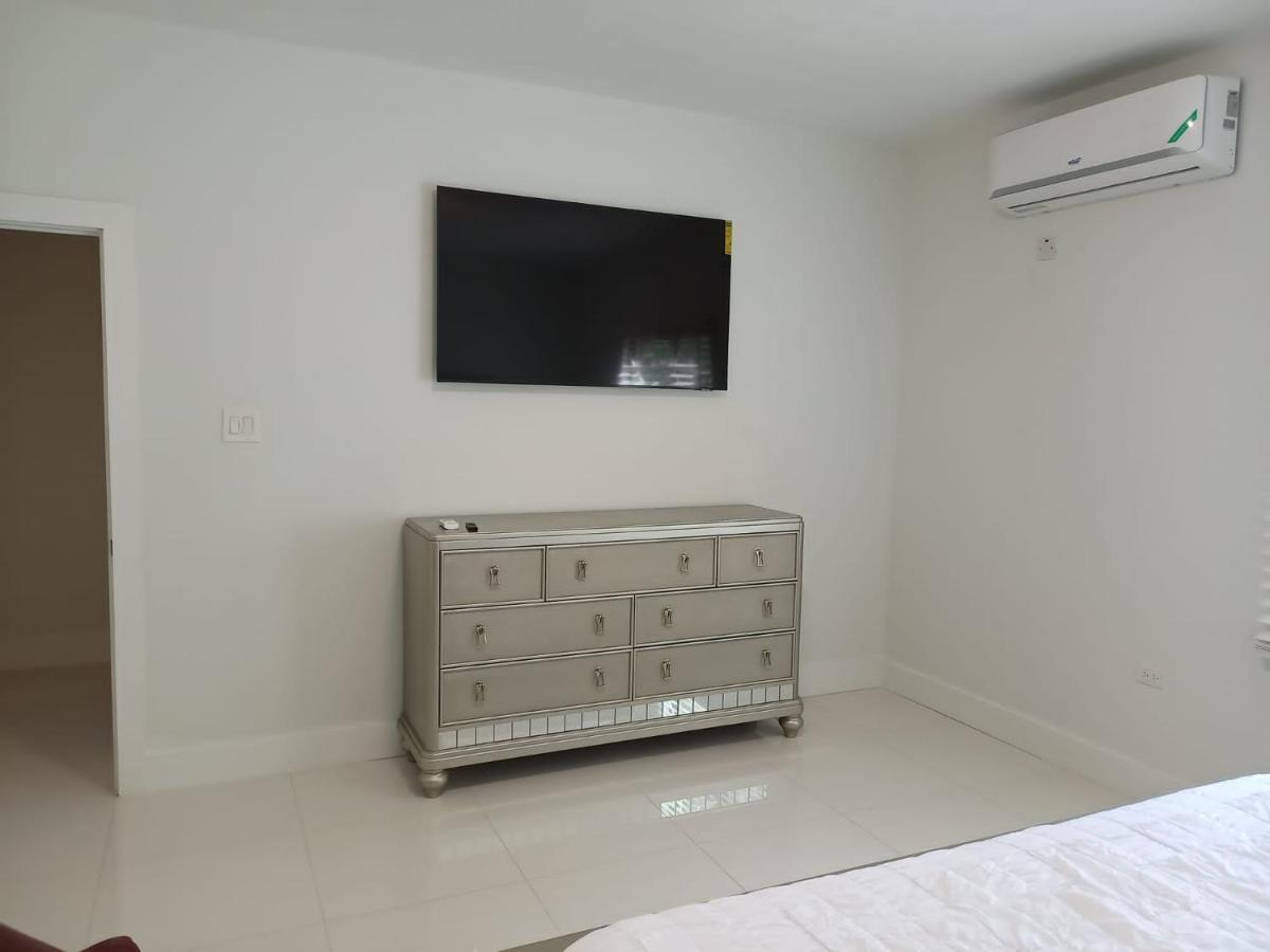 Luxury 2 Bedroom Rooftop Pool View Unit #3 *