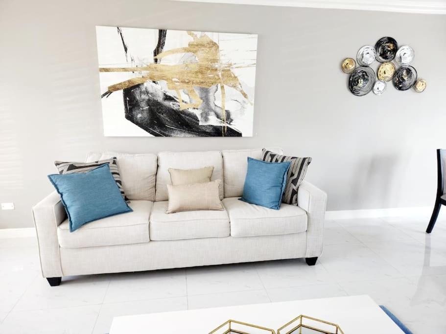 Brand New Luxurious Townhouse In Сasa de vacaciones