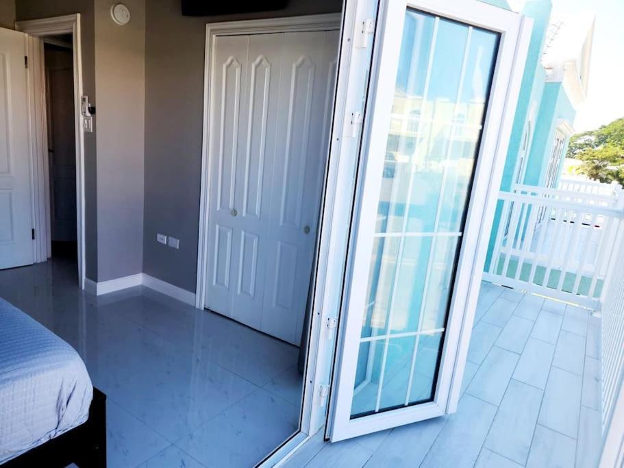 Brand New Luxurious Townhouse In Сasa de vacaciones