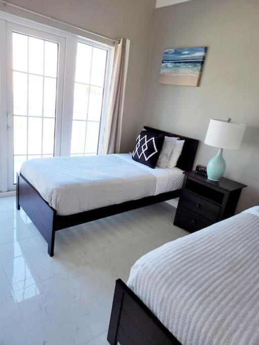 Brand New Luxurious Townhouse In Сasa de vacaciones Negril