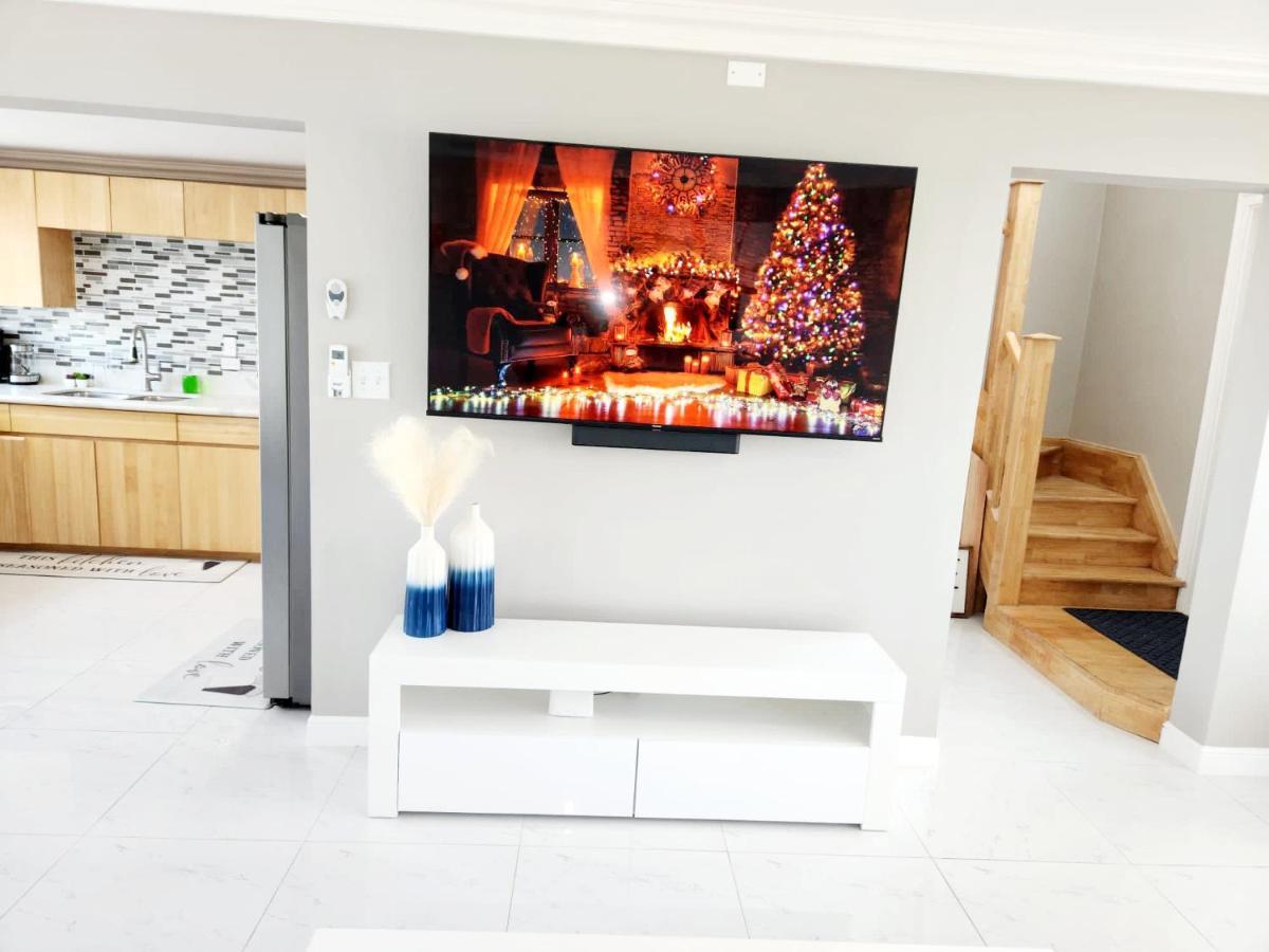 Brand New Luxurious Townhouse In Сasa de vacaciones *