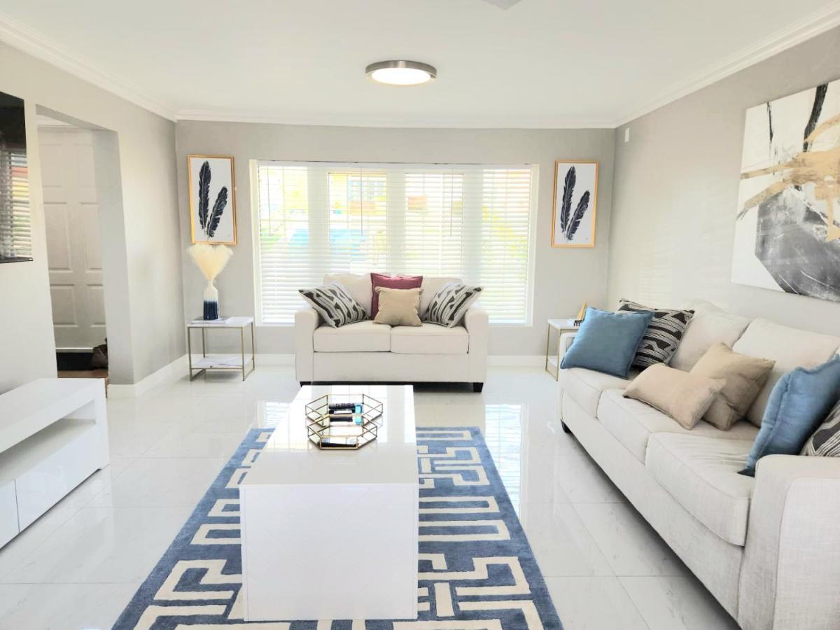 Brand New Luxurious Townhouse In Сasa de vacaciones *