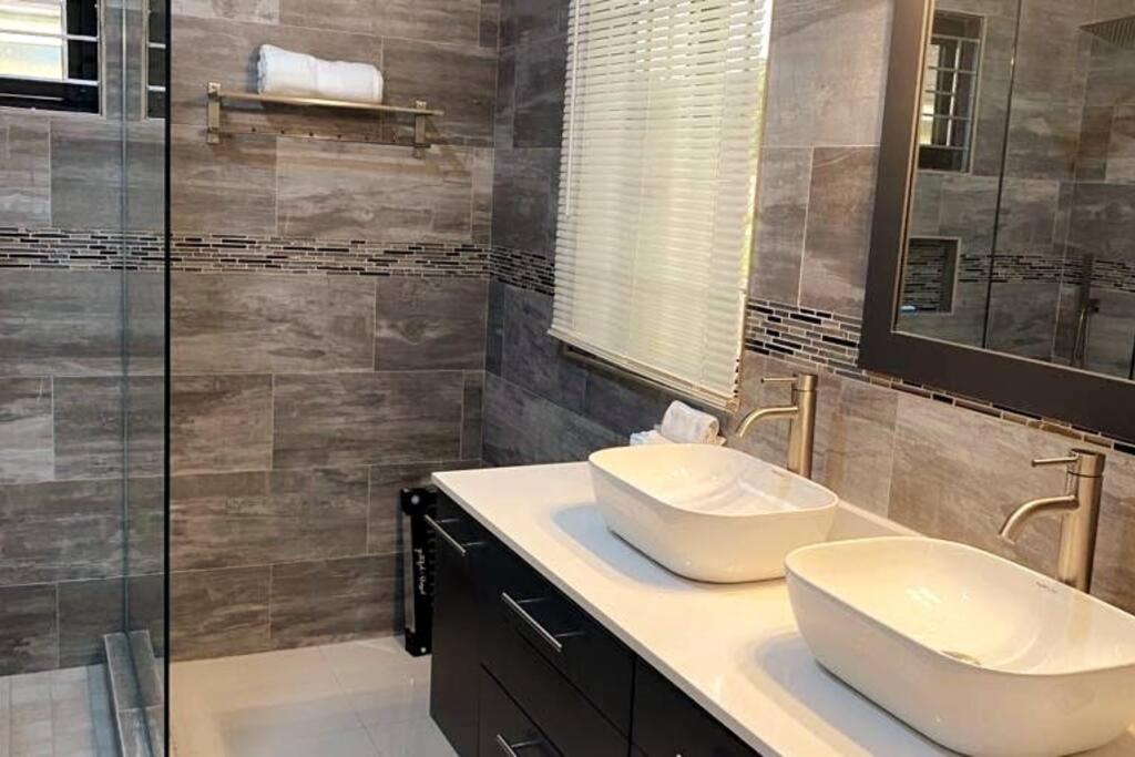 Сasa de vacaciones Luxurious Royale- 5 Min Drive To *