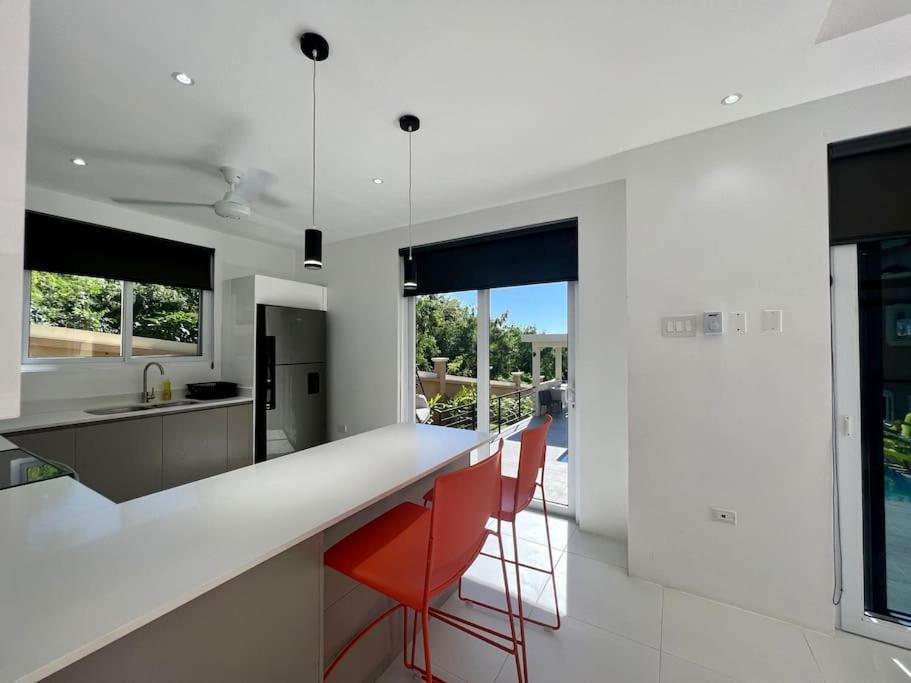 The Indianna ~ Luxury Pool & Apartment Whitehouse