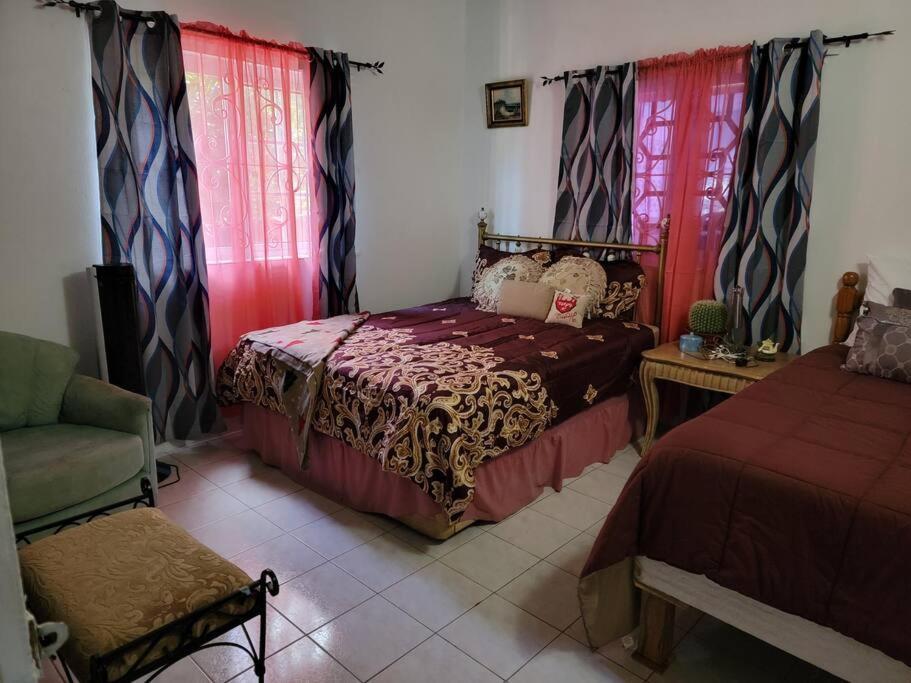 Ruby's Place Apartment *