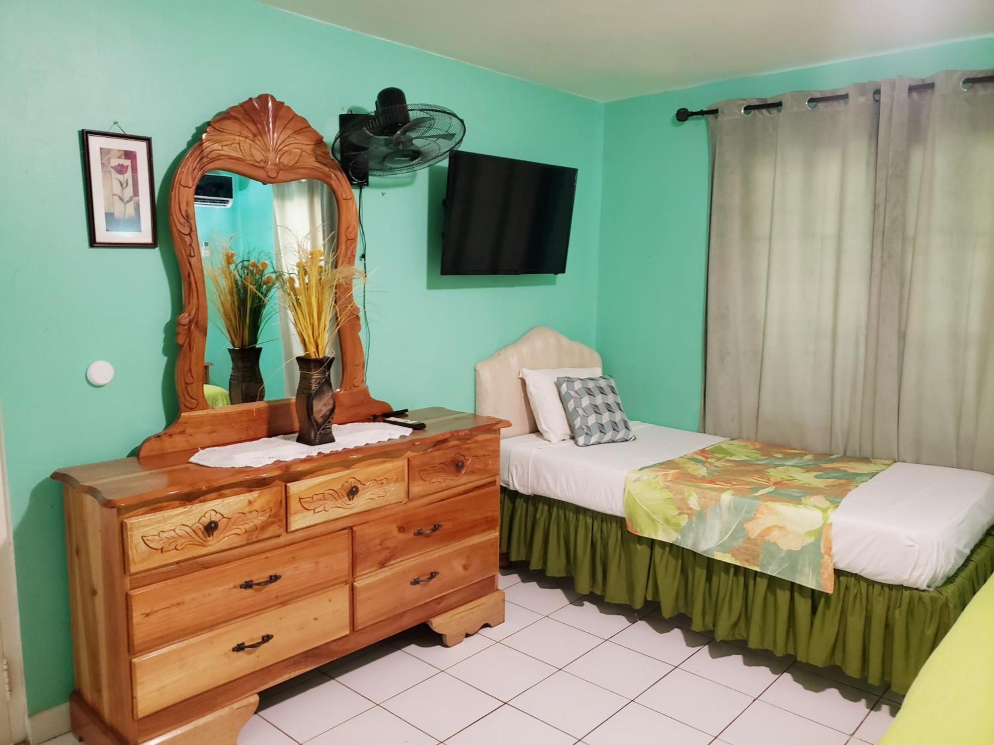 237 Bratton Avenue Guest house Montego Bay
