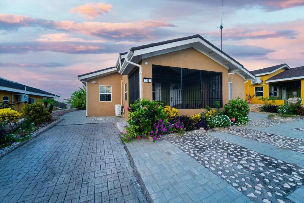 Tropical Escape, 2 Bedroom Vacation Oasis Holiday home