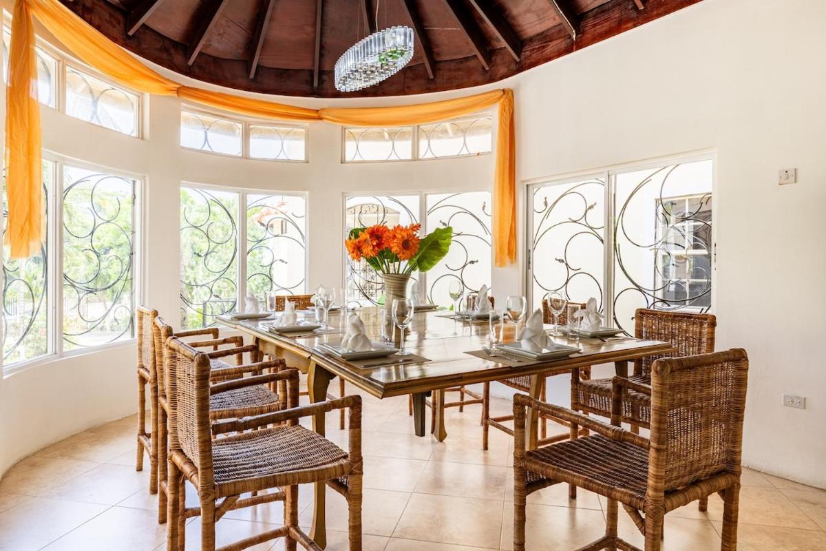 Seaside Retreat -7br, Private And Vip Club * Runaway Bay