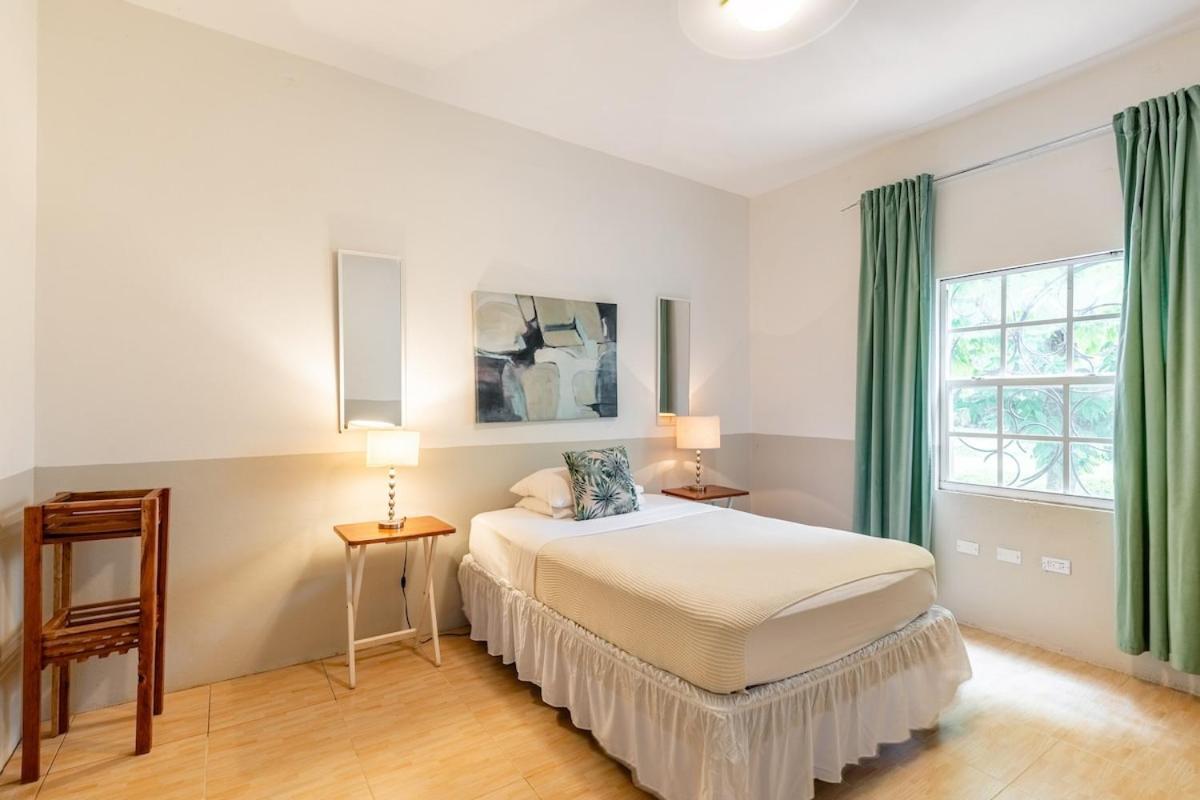 Seaside Retreat -7br, Private And Vip Club Villa Runaway Bay