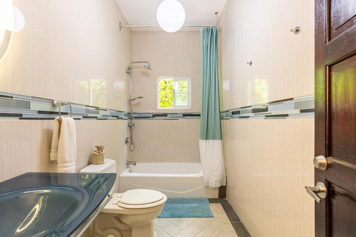 Seaside Retreat -7br, Private And Vip Club Villa Runaway Bay