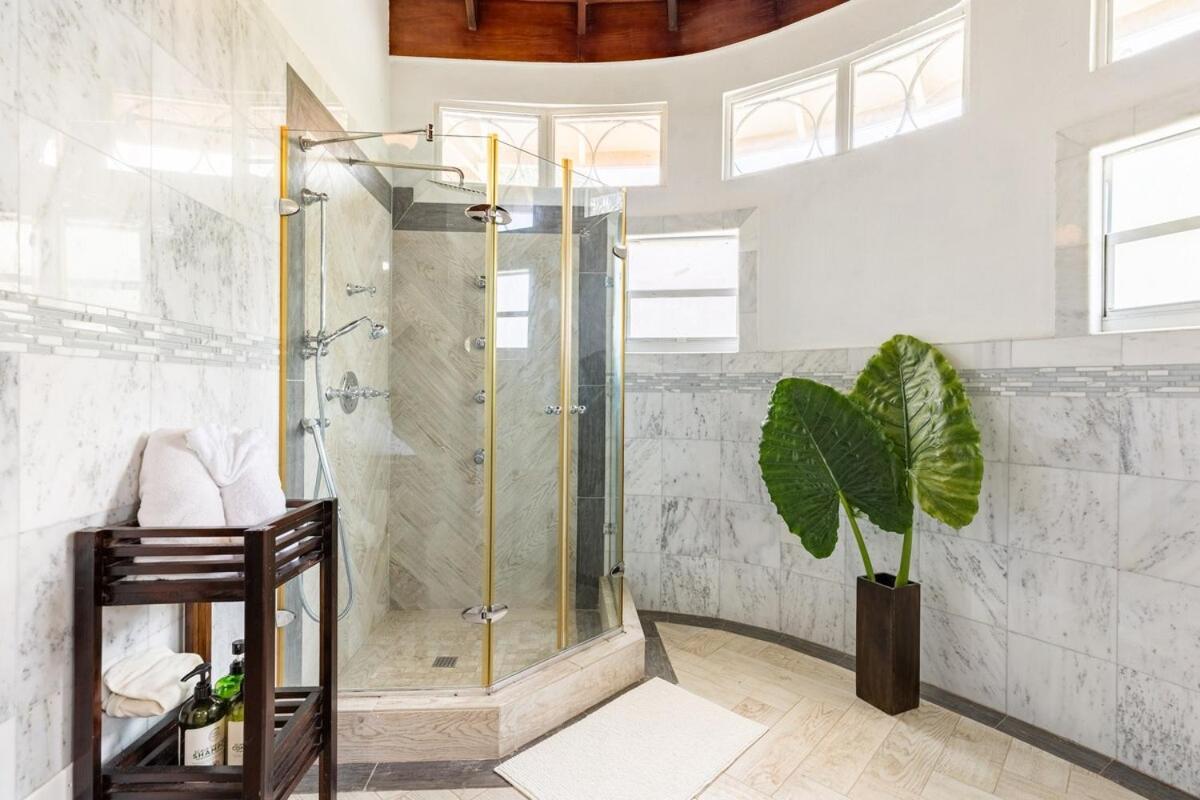 Villa Seaside Retreat -7br, Private And Vip Club Runaway Bay