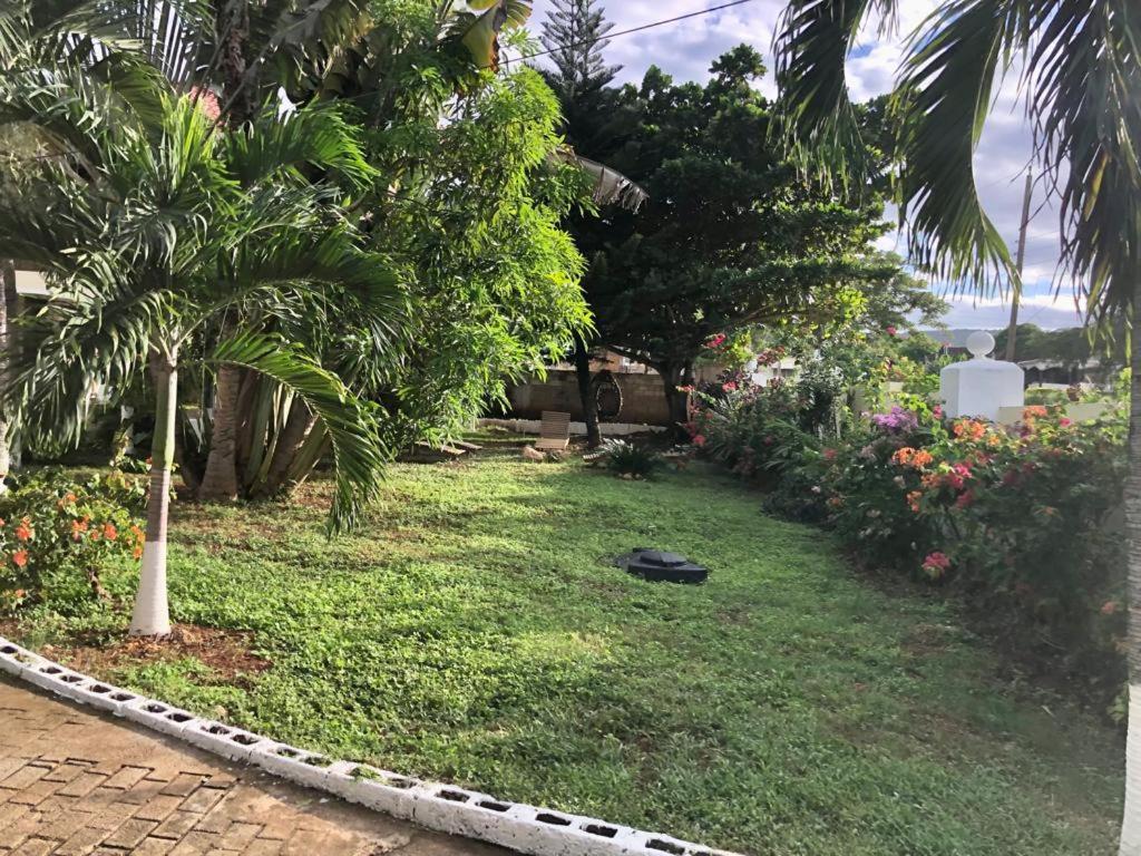 Seaside Retreat -7br, Private And Vip Club Villa Runaway Bay