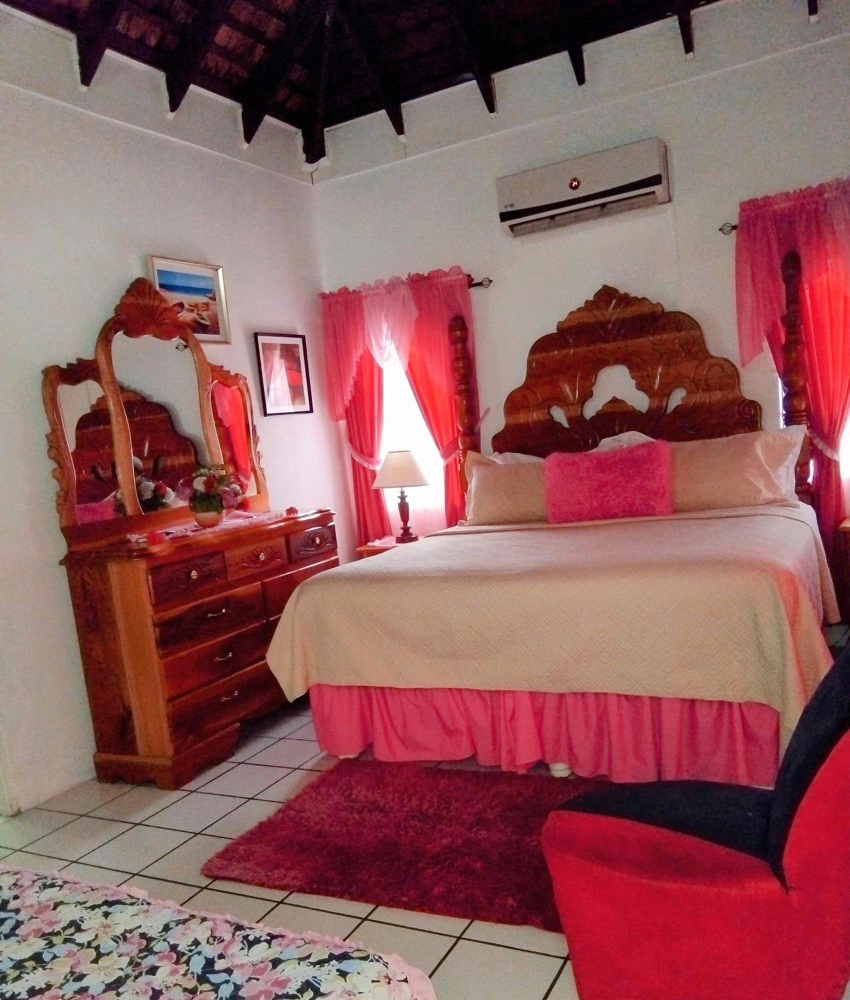 237 Bratton Avenue Guest house *