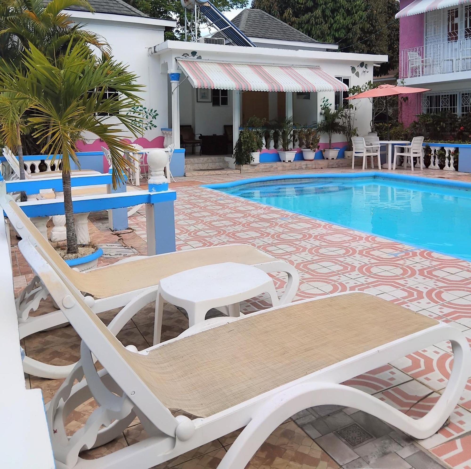 237 Bratton Avenue Guest house *