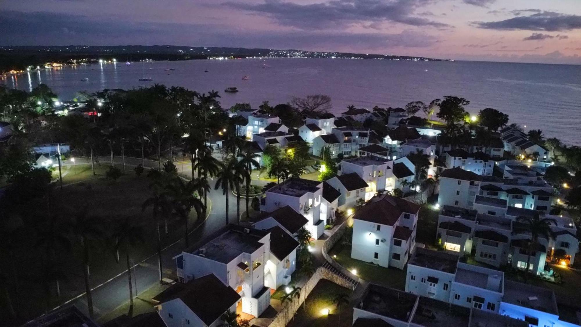 Negril Beachfront Oceanview 164 & 145 * Orange Bay
