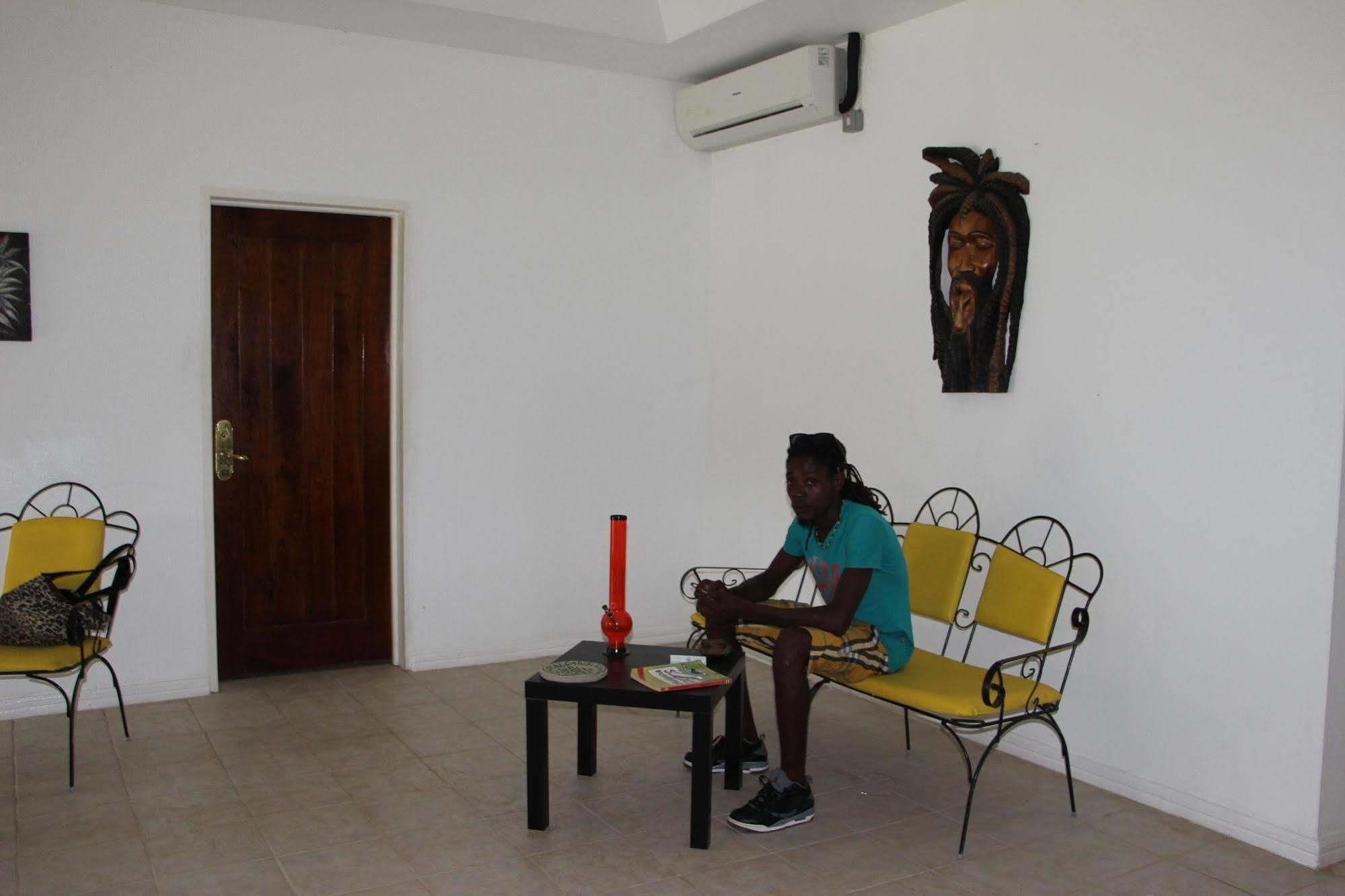 Hotbox & Breakfast -