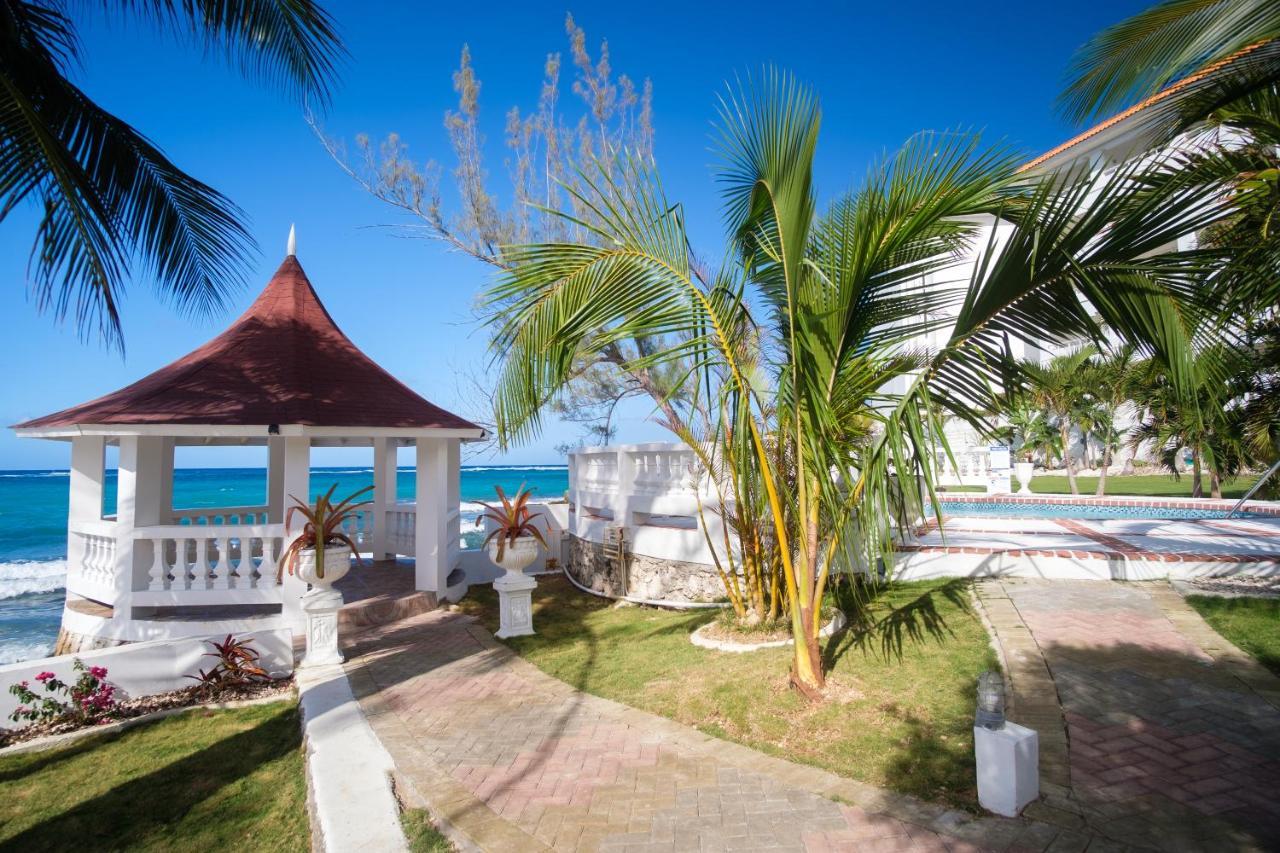 Edgewater - Front, Close To Attractions