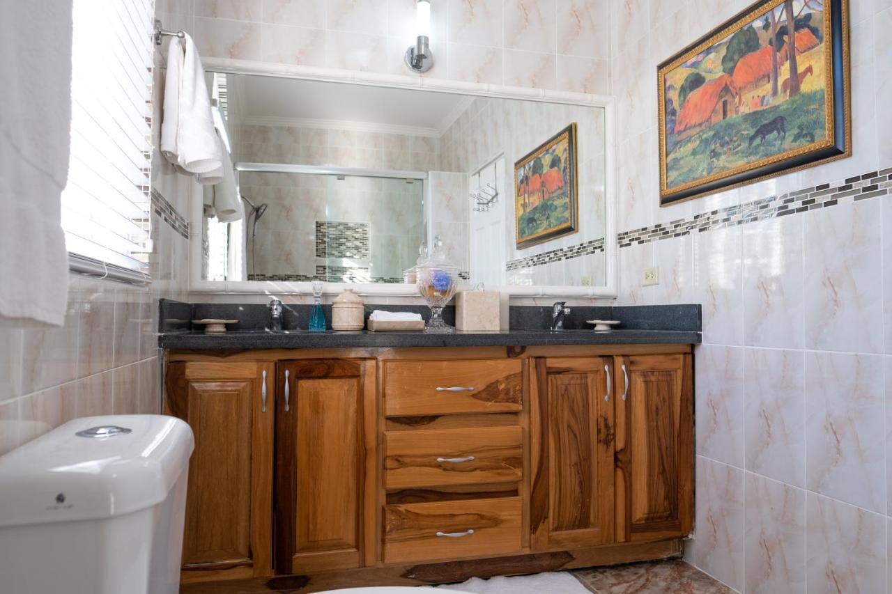 Edgewater - Front, Close To Attractions