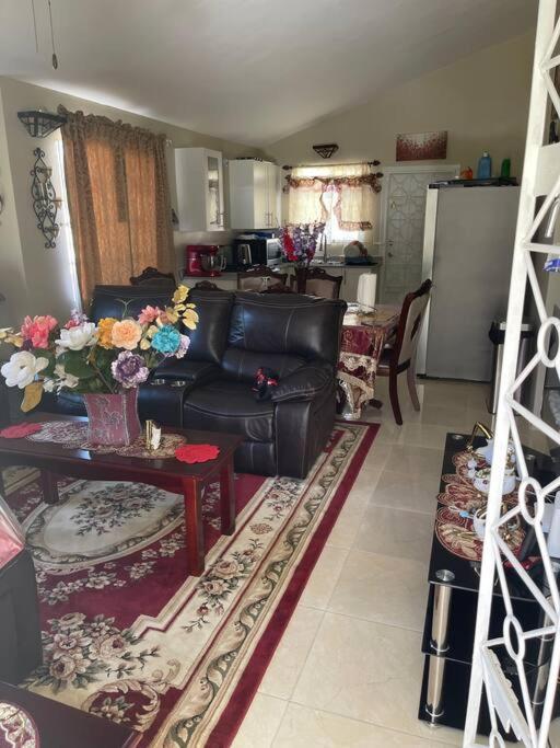 Cheerful Two-bedroom 1bath, Wifi, Air Conditioning. Holiday home