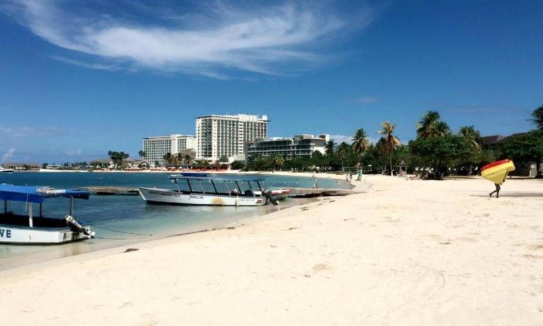 Private 2 Bedroom Beachfront Penthouse Ocho Rios, Jamaica * Ocho Ríos