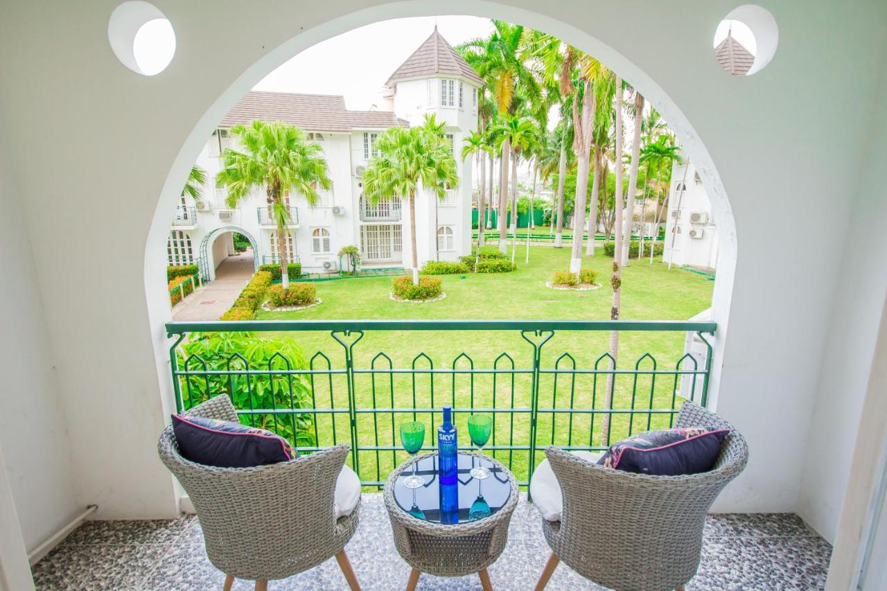 On The 1 Bed Sleeps 2-4 *