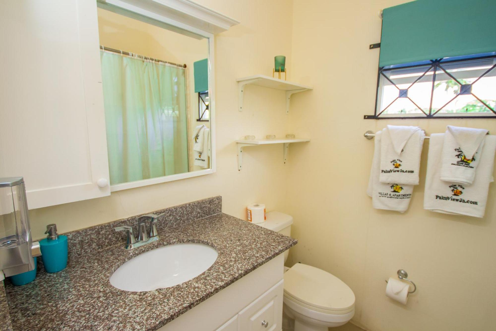 On The 1 Bed Sleeps 2-4 * Ocho Rios