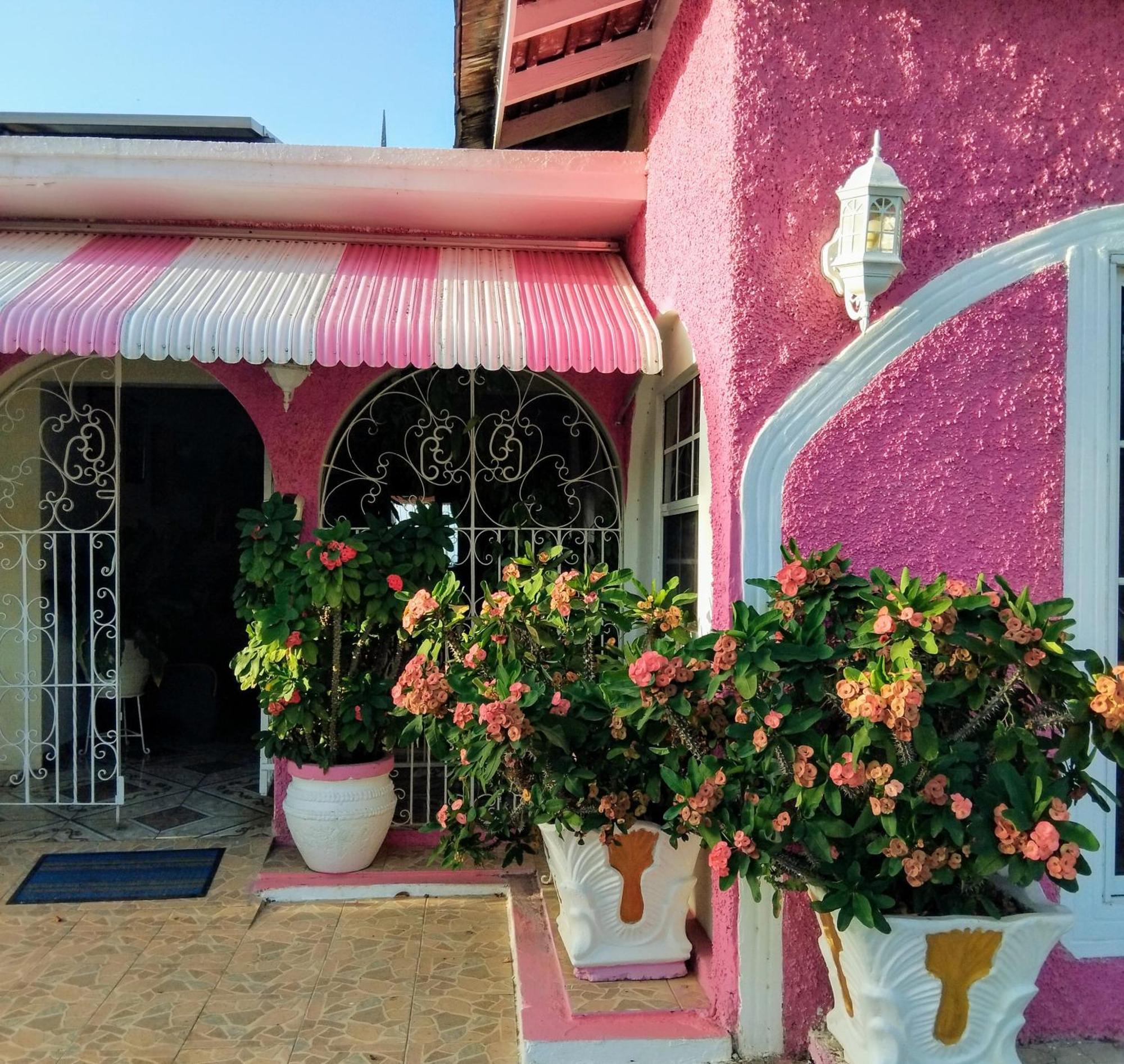 237 Bratton Avenue Guest house *