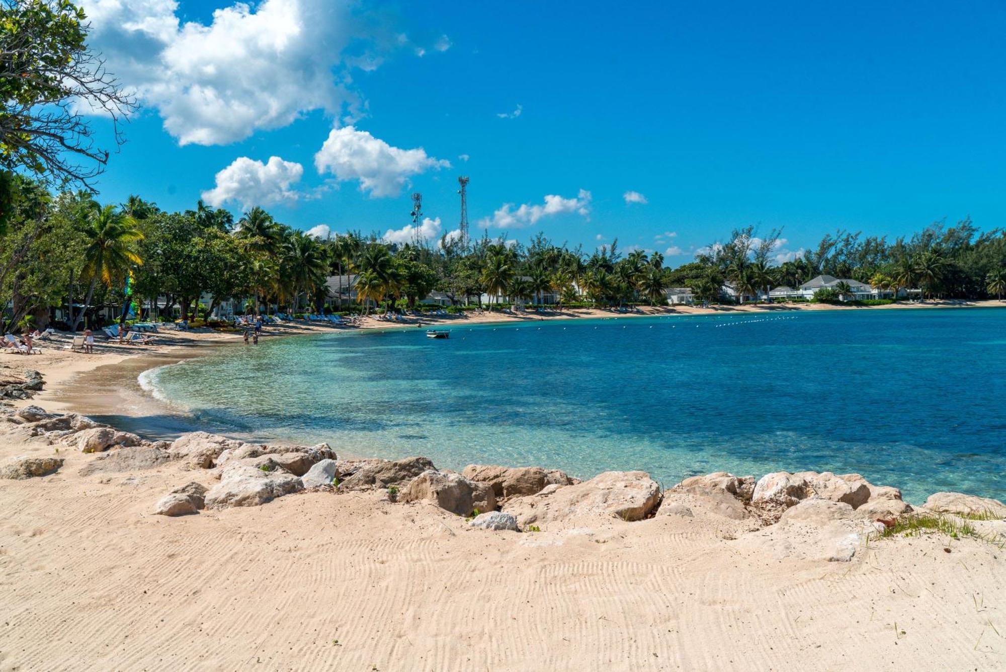 Inn Hospitality Expert Bts 8 - Pool & Bar Montego Bay
