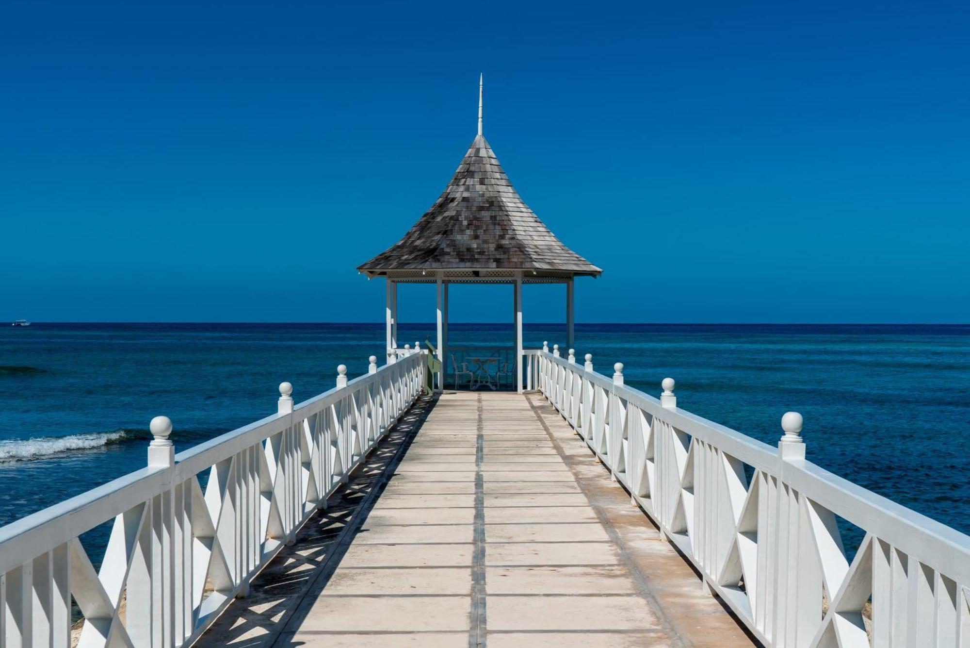 Hospitality Expert Bts 8 - Pool & Bar * Montego Bay