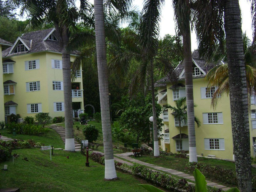 At The Ridge Apartahotel