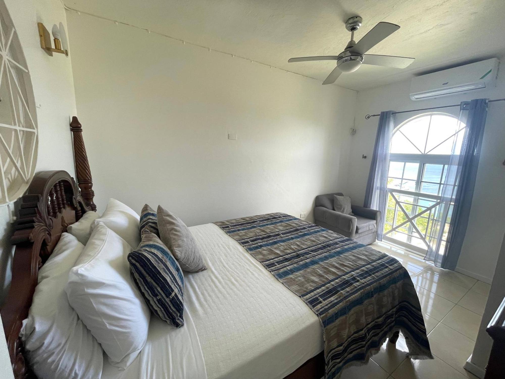 Oceanbreeze Jamaica Penthouse, 7-minute Walk To *