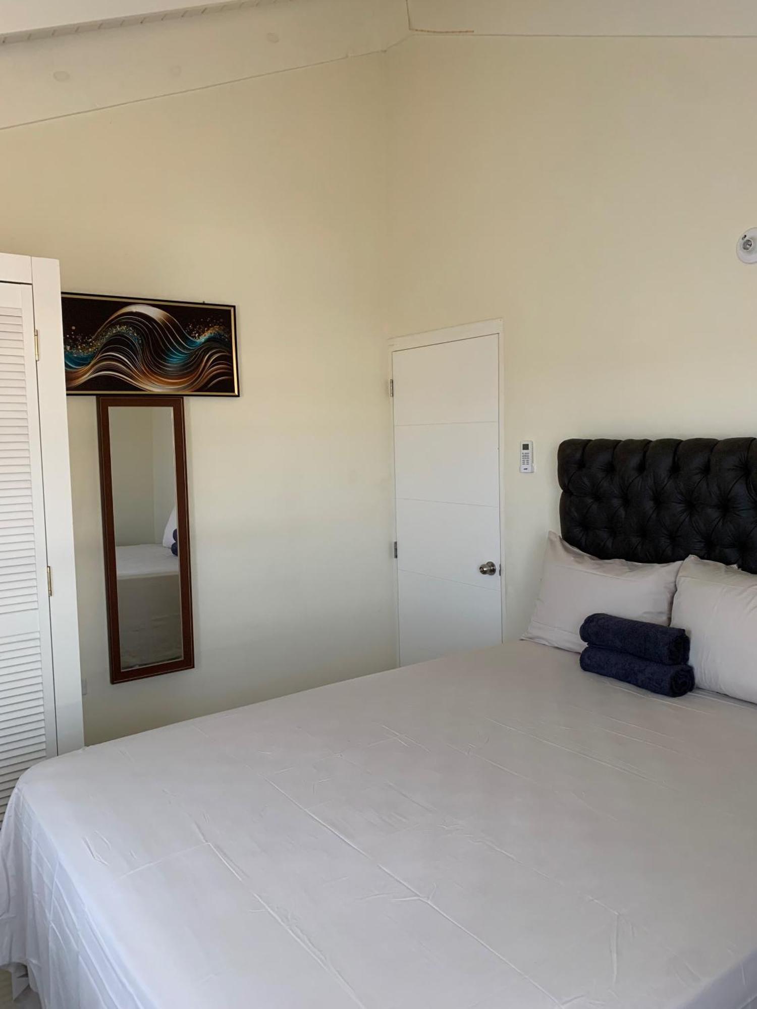 Harbour Oasis Retreat - Charming 2 Bedroom House Old Harbour
