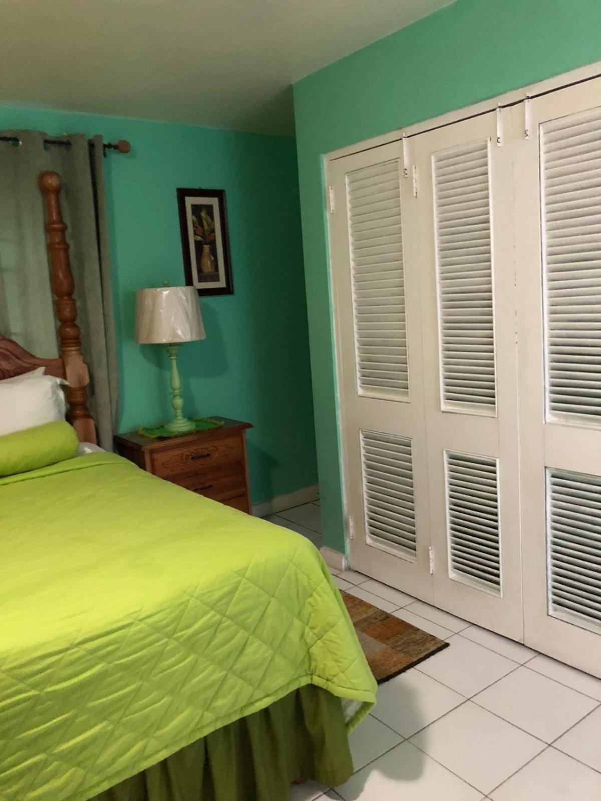 237 Bratton Avenue Guest house *