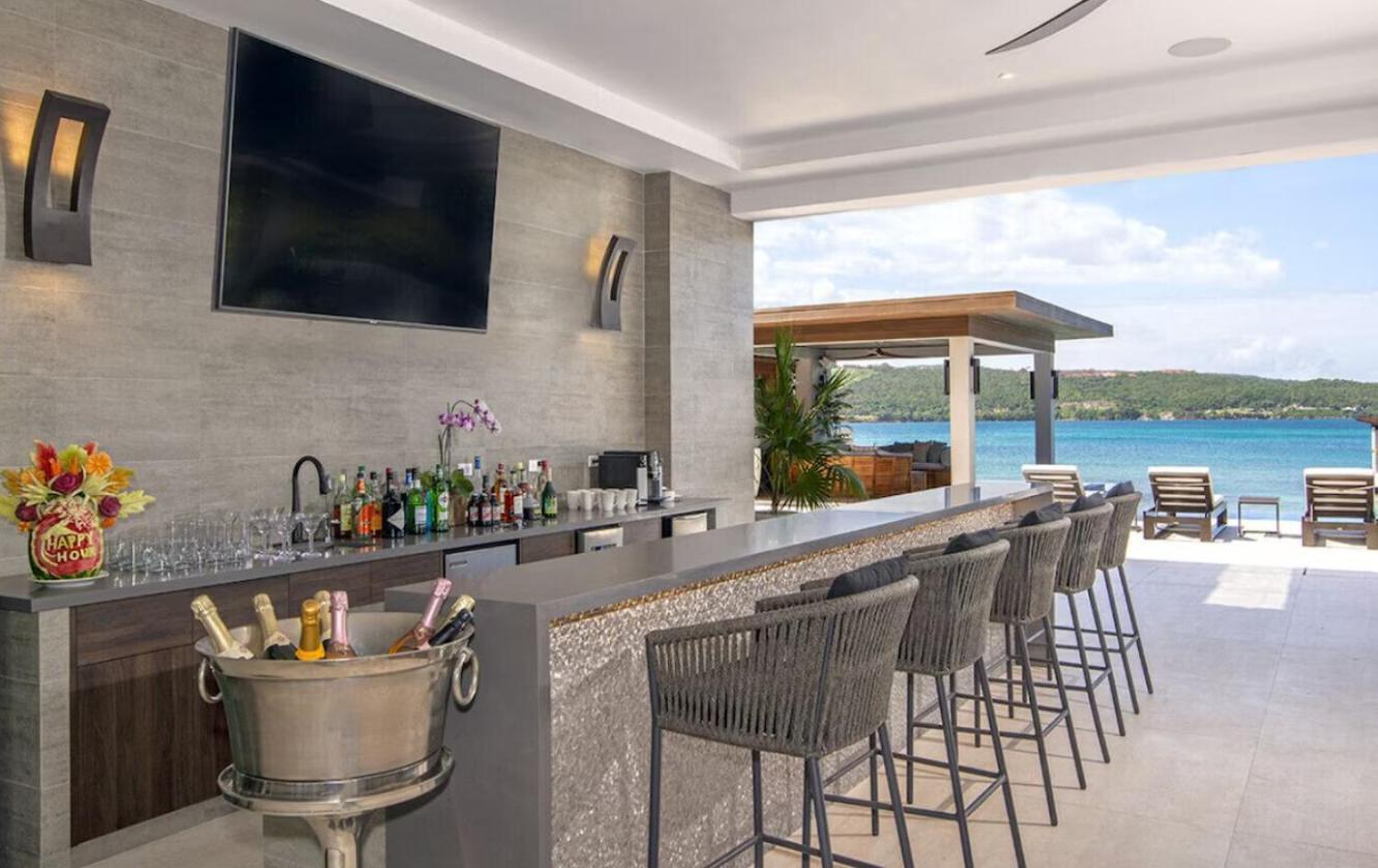 Happy Hour Luxury Beachfront Retreat Villa *