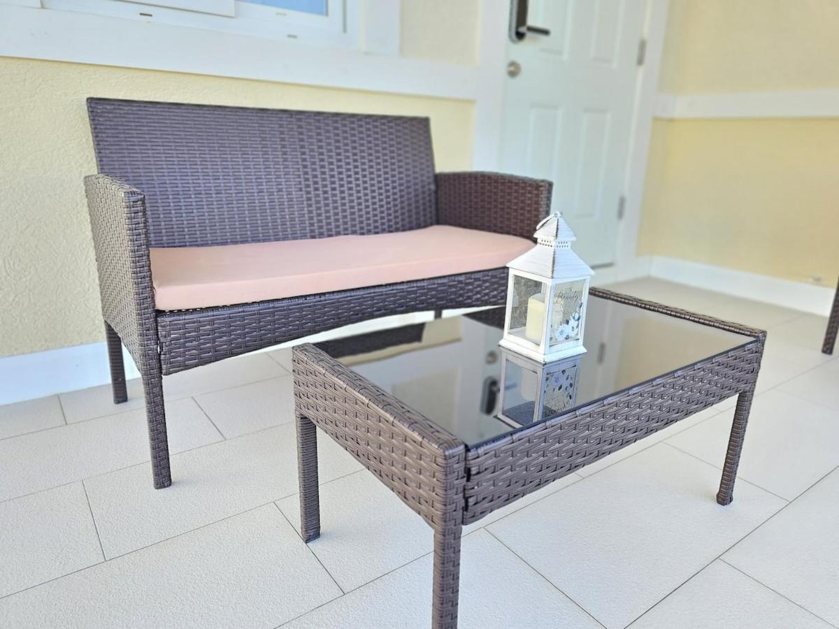Sunny-shore Hideaway Holiday home