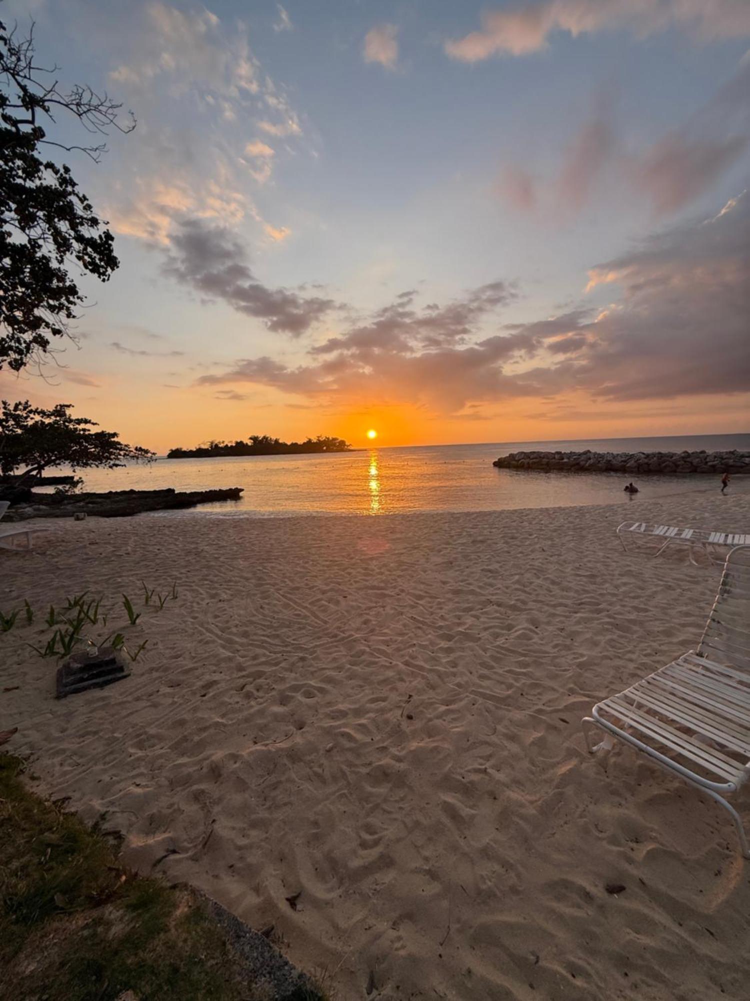 Negril Beachfront Oceanview 164 & 145 *