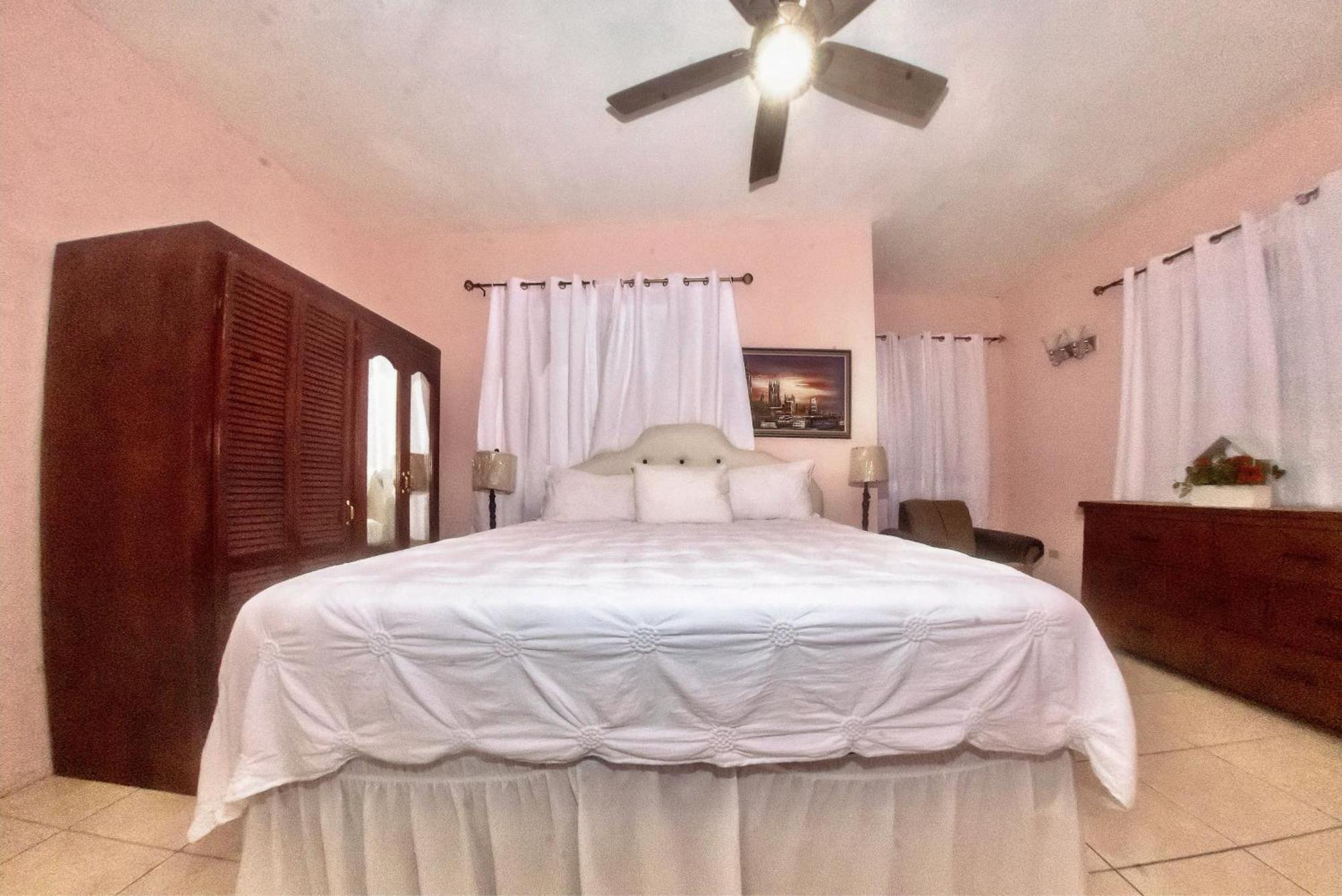 Dela De-rose Jamaica Guest house *
