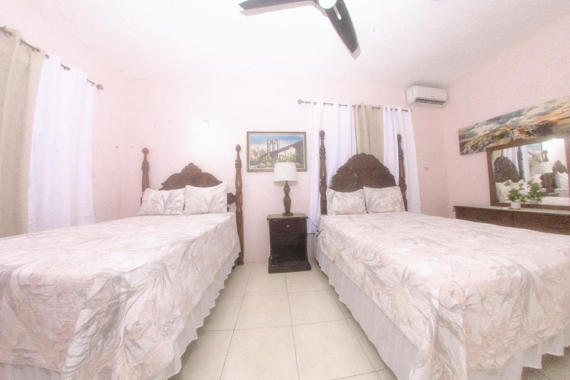 Dela De-rose Jamaica Guest house *