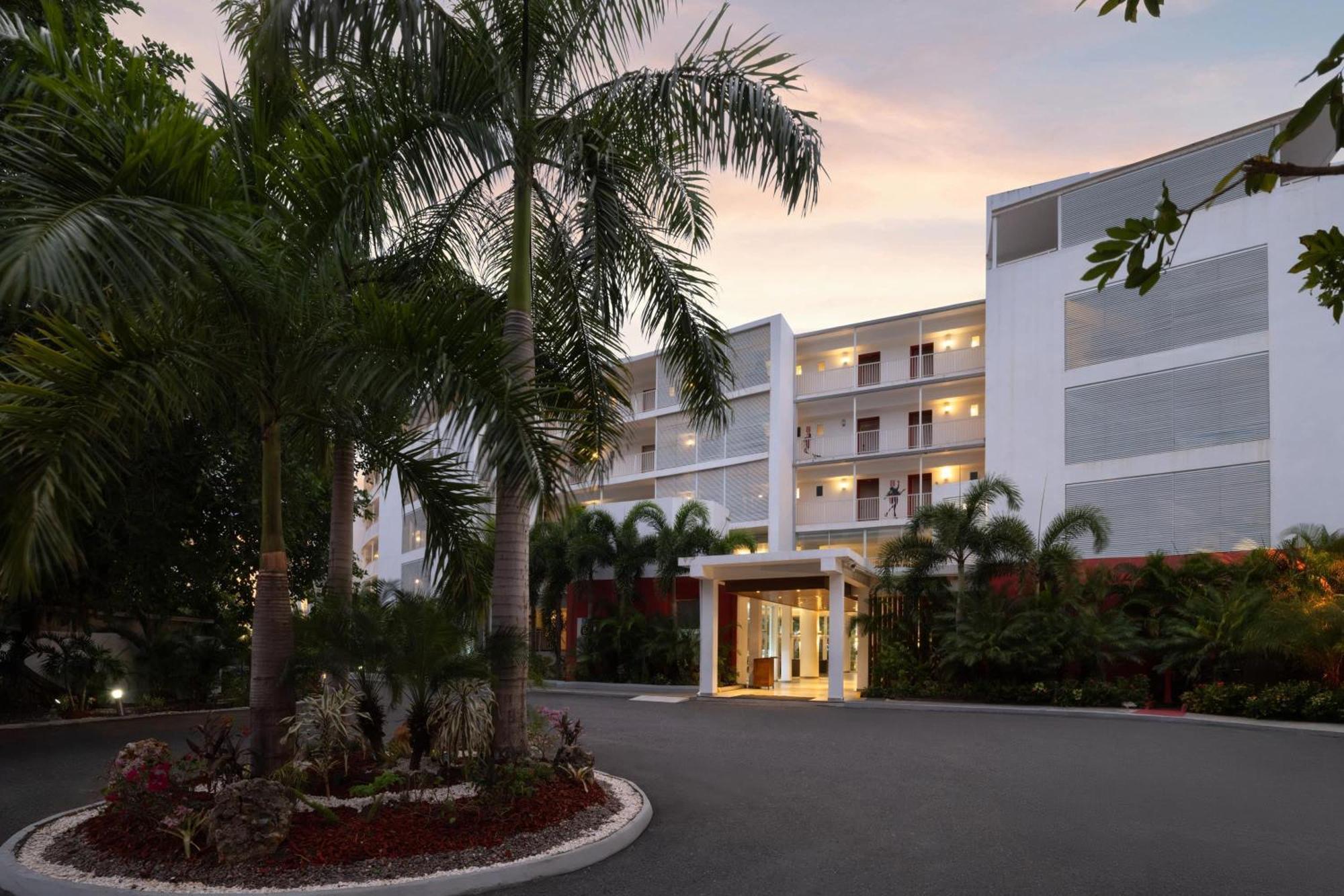 Resort Grand Decameron Cornwall Beach, A Trademark All-Inclusive Resort