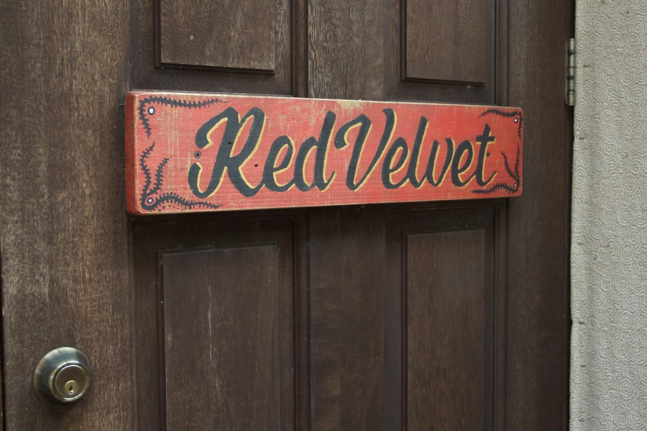 One32 Red Velvet Apartment