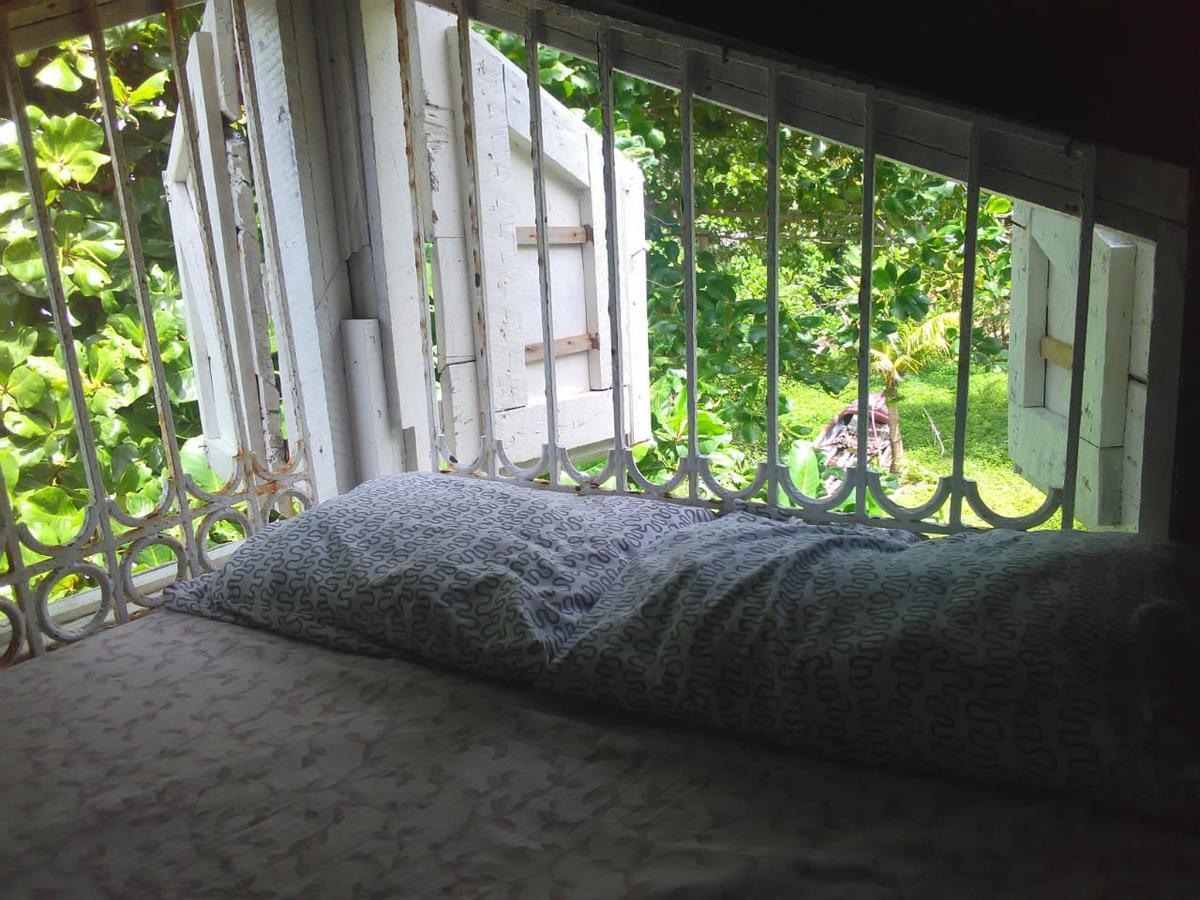 Brian's Beach House Lodge *