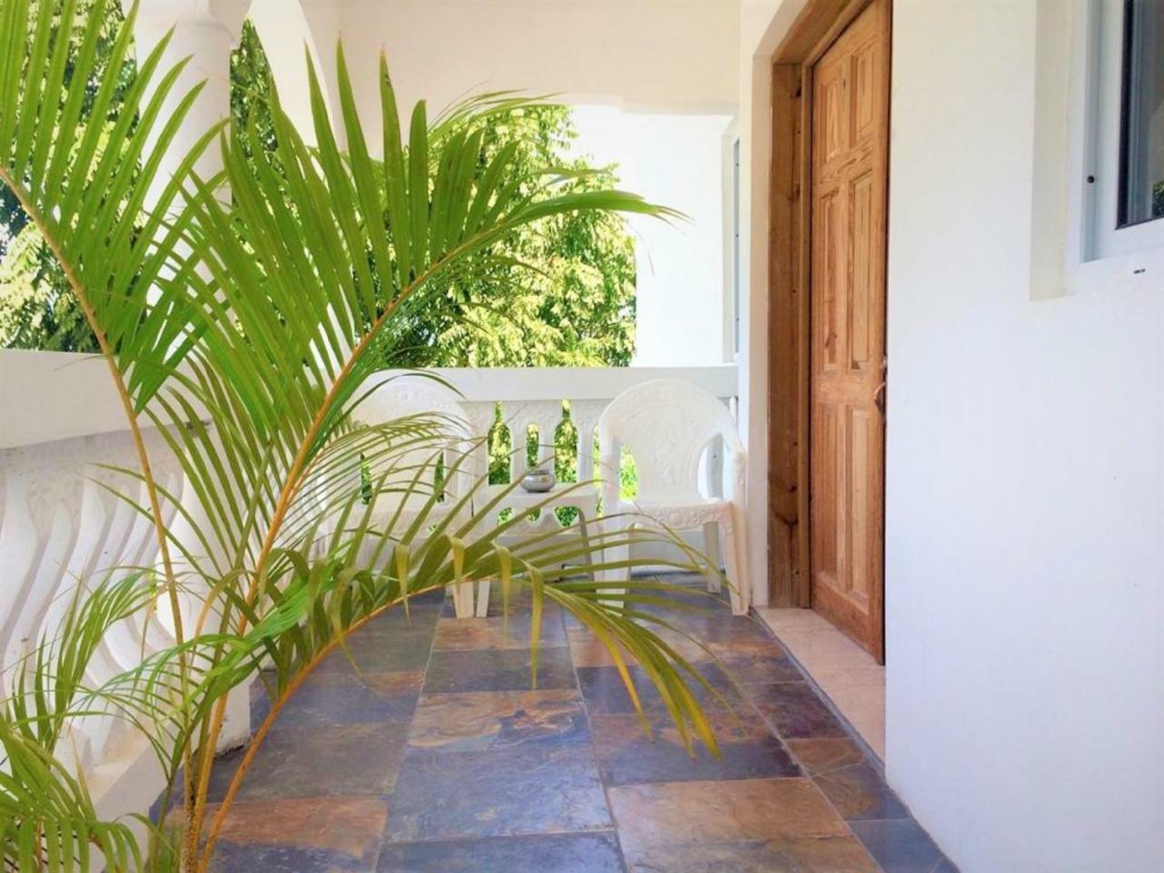 Annie's White House On The Hill Apartment Negril