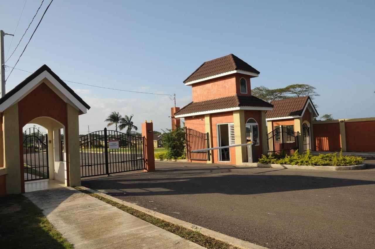 - Drax Hall Country Club 2-bed Luxury Holiday home Ocho Rios