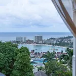 Hummingbird Retreat - Luxury Oceanview Apt, 7-Minute Walk To Beach
