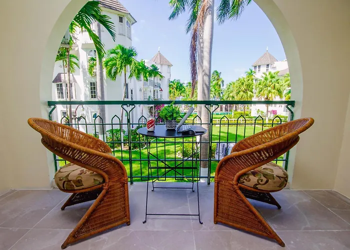 Heart Of Ocho Rios-Free Beach Acess-King Bed-Pool-Free Parking-Gated Complex-Free Wifi 100Mbps