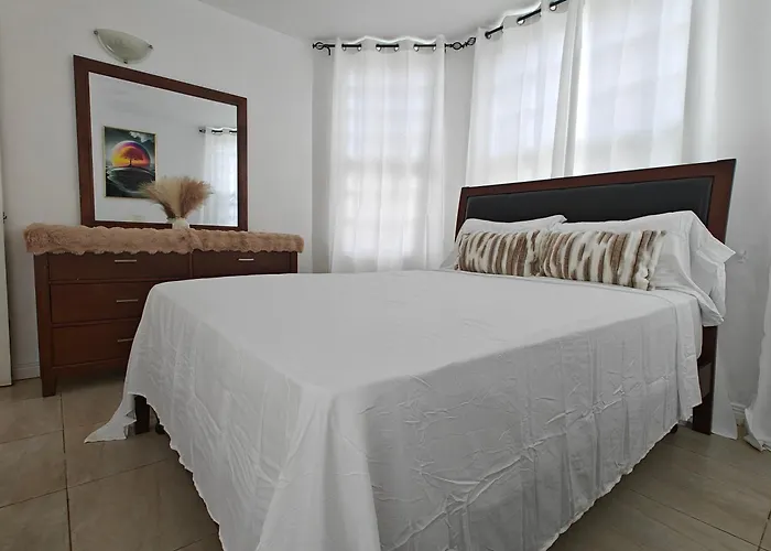 Cozy Apartment W/Ocean View, Pool & Beach Access