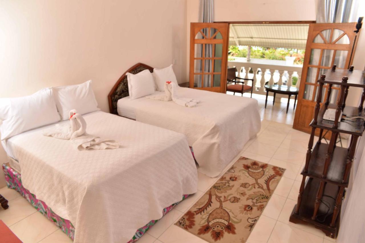 Chateau Margarita Ja Pensión Montego Bay