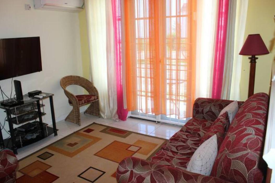 Apartahotel Seacastles By The Beach/pool Montego Bay