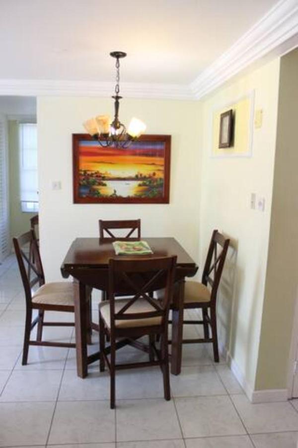 Apartahotel Seacastles By The Beach/pool Montego Bay
